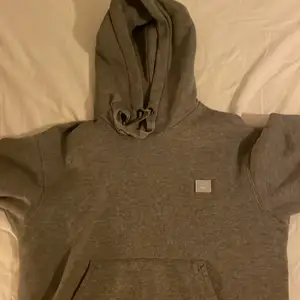 Säljer min acne hoodie pågrund av att jag växt ur den tyvärr. Den är i jättefint skick och inga skador finns. Tröjan är i storlek S och priset kan diskuteras 