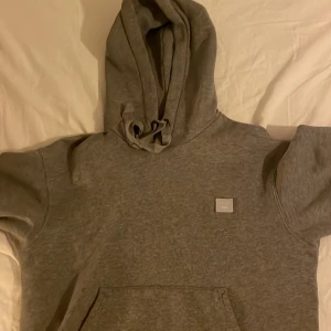 Acne hoodie - Säljer min acne hoodie pågrund av att jag växt ur den tyvärr. Den är i jättefint skick och inga skador finns. Tröjan är i storlek S och priset kan diskuteras 