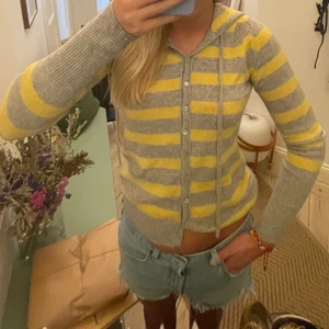 100% randig Kashmir hoodie💛🤍💛 - Såå mysig hoodie i 100% Kashmir💛 Sparsamt använd och absolut inte noppig.  Luva finns✌🏻👊🏻  Supersnygg till mysbyxor men även till ett par jeans till skolan😁😁