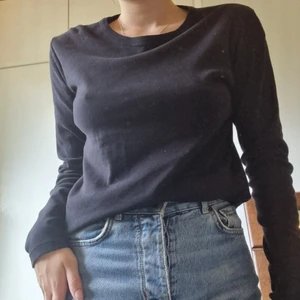 Levi's svart tröja - Svart Levi'ströja som ej kommer till användning. Använd 1 gång.  Köparen står för frakten! Kan mötas upp eller skicka. ❤️