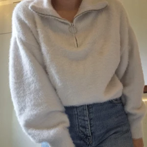 Fluffig tröja - Väldigt mysig och skön tröja med dragkedja. Använd 1 gång.  Från H&M. Köparen står för frakten!  Kan mötas upp eller skicka. ❤️