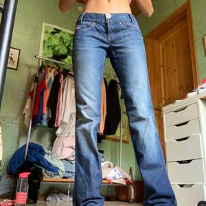 Lågmidjade jeans i storlek 28. Vet inte vad de innebär men känns som typ S ❤️ I nyskick o säljer då dem var lite stora o jag inte är något för lågmidjade jeans :) 