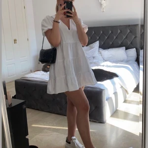 Skjortklänning  - Vit skjortklänning från zara, tror inte den säljs längre. Strl xs. 250kr+frakt.❤️‍🔥❤️‍🔥 (första bilden lånad från Pinterest)