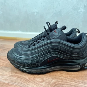 Nike air max 97  - jag har knappt använt skorna så dem är i jättebra skick fortfarande.  42/43 i storleken 
