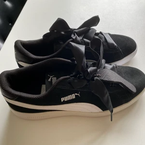 Puma skor  - Oanvända svarta, mocka, puma skor, storlek dam 38, köparen står för frakt 