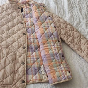 Gant höst jacka  - Nu är min gant jacka rodo att säljas den är rosa köpt i diksbrandstor och klart är den i et bra skick och kan täncka mig mötas upp.