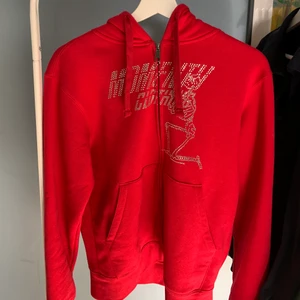 Rhinestone zip-hoodie storlek xs - Säljer min Rhonestone hoodie från momentuclothing därav den inte kommit till så mycket användning. Det är storlek xs i herr och passformen är normal.   Skick 8/10, köpt för ca 6 månader sen men bara använd några gånger 