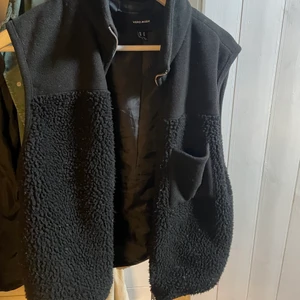 Svart väst - Svart lurvig tunn väst från Vera Moda 🫶
