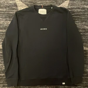 Sweatshirt - Tjena, Les Deux sweatshirt i bra skick. Använd ett fåtal ggr. Strl M. Nypris 899, mitt pris 200!