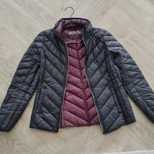 Dunjacka från Michael Kors - Jätte fin tunn dunjacka i marinblå med luva. Inkl frakt 