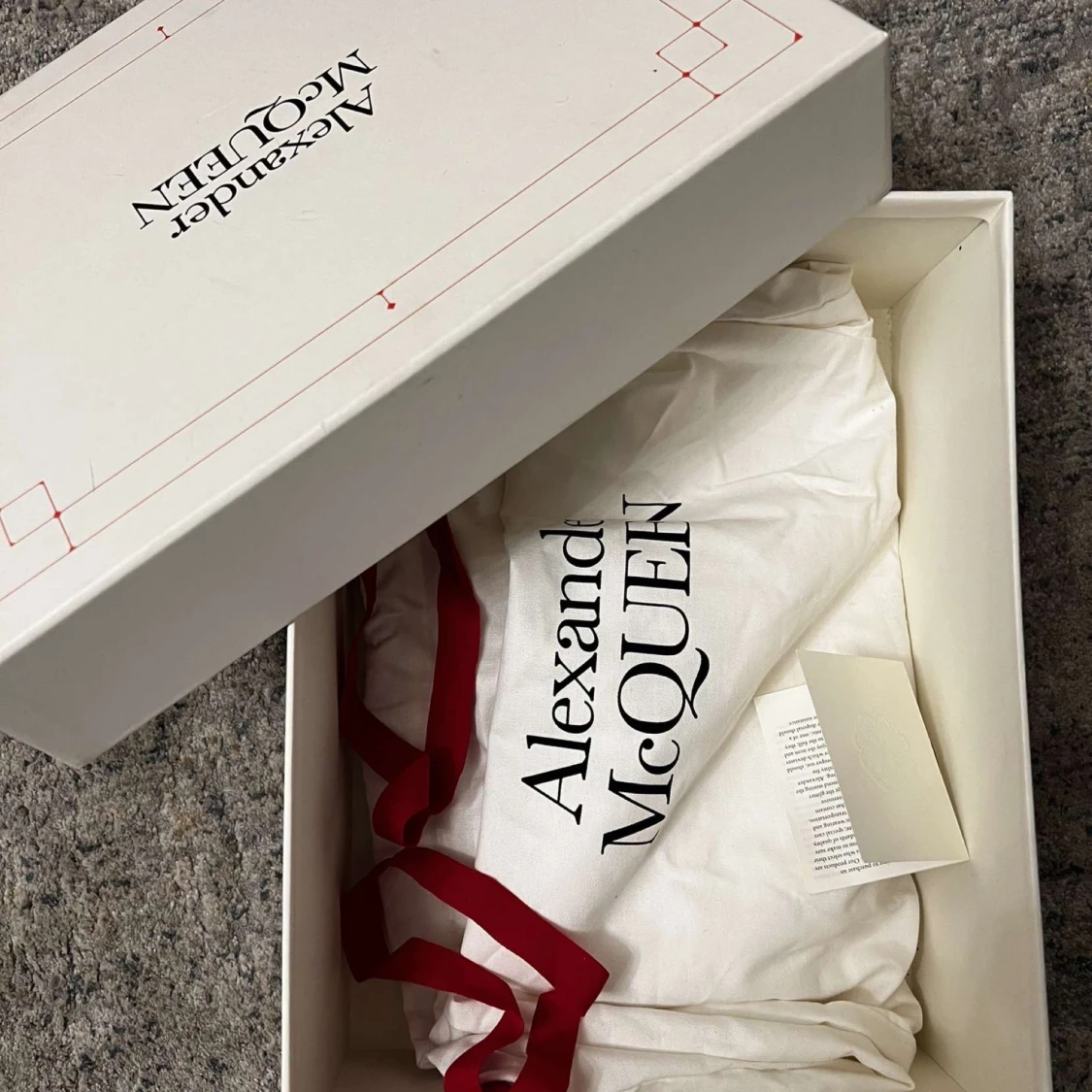 Skit coola Alexander mcqueens!  - 91