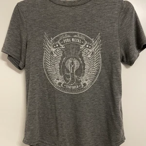 H&M - Grå tröja med tryck, kommer inte till användning, använd kanske 3-4 gånger för många år sedan