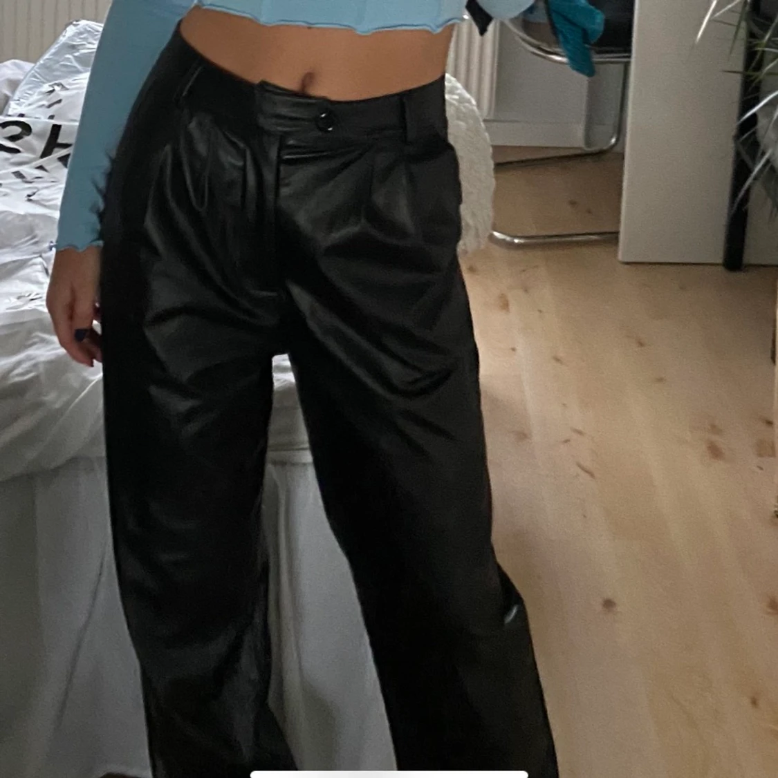 Raka baggy läderbyxor strl S