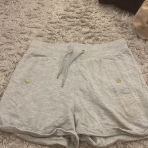 Shorts  - Grå shorts från Liseberg. Använda en gång. Fint skick. Fraktas men köparen står för frakten! 