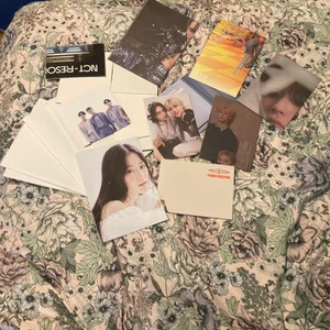 K-Pop affischer - various  - Massa olika kpop afficher I olika storlekar (Många stora) som kommit med när jag pre-order album eller med album. Skicka meddelande för mer bilder!  Alla oanvända i nyskick (förutom 1) Grupperna i Hastags! Pris kan diskuteras beroende på hur många ;)