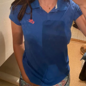 Blå Nike skjorta - Blå Nike skjorta. Bra skick väldigt fin. Har typ blått Blom mönster på höger sida (se andra bilden)   Tyck inte på ”köp nu” funktionen. Köparen står för  frakt ❤️