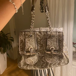  handväska  - Säljer denna skit snygga glittriga vintage hänadväska som jag inte längre använder. Väskan är i fint skick förutom att färgen på handtagen har lossnat. Kom privat för mer bilder.