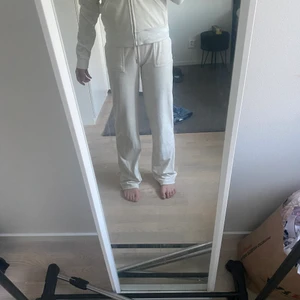 Tröja s byxor s - Hej! Säljer detta juicy sätt i vitt pågrund av att dom inte kommer till användning längre dom e använd ett par fåtal gånger men ananrs e den utan några skador i nyskick typ jätte fin o de pris kan diskuteras.🥰