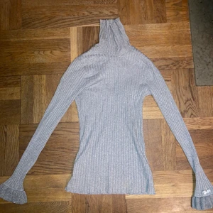 Odd Molly Top - Snygg Oanvänd Odd Molly top i grå/silver med öppning på ryggen. Jag skulle säga att storleken är S.