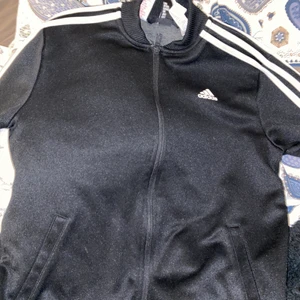 Adidas kofta  - Använd 1/2 gånger. Ångrar köp pga inte min stil. Är i bra skick och ord pris är 600 ny pris är 250