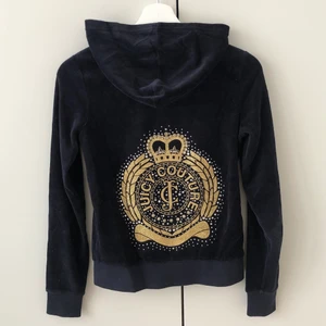 Juicy Couture kofta - Superfin hoodie från juicy couture. Köptes i augusti 2017 men har inte använts speciellt mycket, den är som ny och alla stenar sitter kvar. Färgen är mörkblå. Nypris var ca 1000kr och jag tänker mig runt 500-700 då den inte finns att köpa längre