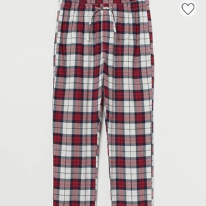 Pyjamasbyxor strl s ❤️🤍 - Säljer då jag har för många pyjamasbyxor, och dessa förtjänar att hamna hos nån som använder dem mer än mig! Använda en hel del, men i fint skick fortfarande! En 7/10 i skick, därav priset. Går inte att köpa nya! ❤️ frakt tillkommer. Passar mig som har s