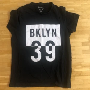 T-shirt  - Storlek är M på alla