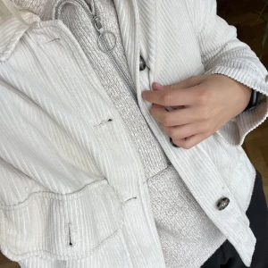 Manchester vår/höst jacka - En jättefin manchesterjacka från H&M i storlek XS. Bra skick!!  Köparen betalar för frakten. Kolla gärna in mina andra annonser ❤️ rensar garderoben.