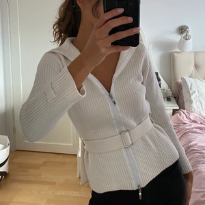 Vit Knitted kofta med dubbel dragkedja & skärp  - Vit knitted kofta med dubbel dragkedja & skärp stl S. Supermysig, enkel att klä upp & ner beroende på tillfälle. Säljer då jag inte använt den särskilt mycket. 🥰
