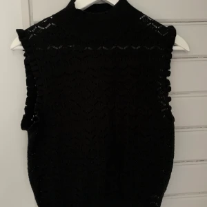 Stickad väst  - Superfin svart stickad väst med kort polo och volang detaljer från bikbok☺️ Nyskick!