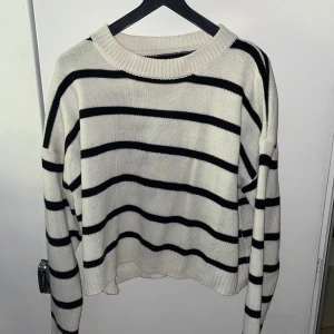 Stickad tröja - En randig stickad tröja ifrån shein. Säljer för att jag ej får användning för den. Den är super mjuk och i fint skick.