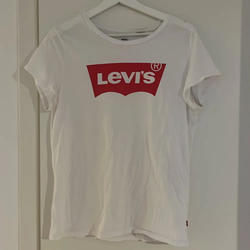 En Levis t-short i L (liten i storlek). T-shirts.
