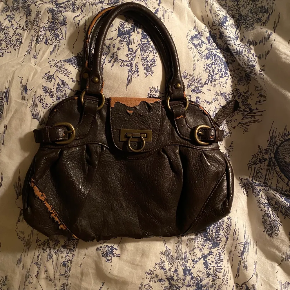 Vintage handväska i mörkbun färg, den har en del slitningarna därav priset!🫶🫶. Väskor.