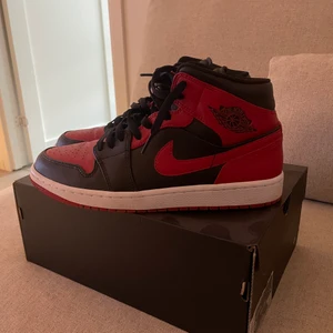 Jordan 1 Mid Banned - Använda 2-3 ggr, bra skick.