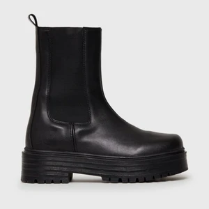 Svarta boots -  använd inte köp nu!  Svarta boots från Nelly, inköpa i vintras men finns på hemsidan för 599kr. Nästintill oanvända då jag inte tycker de klär mig! Super skick!