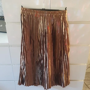 Sidenkjol - Säljer nu denna fina sidenkjolen för att den inte används. Den har en brunbeige färg och går att styla på flera sätt. Sparsamt använd och superskön och stretchig! Frakt tillkommer🤎