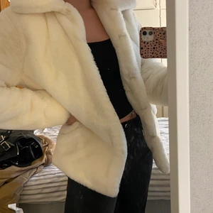 vit faux fur jacka - fake päls men världens skönaste! så fluffig och mysig och man håller sig verkligen varm :)