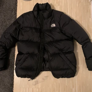 The North Face puffer jacket  - Säljer min kompis TNF puffer jacket som är i jättebra skick! Storlek L men kan användas av personer som har XS-L skulle jag säga. Jag har XS-S och den sitter snyggt oversized på mig! Hör gärna av er vid frågor! Bud startar vid 800kr! Nypris runt 3000kr!