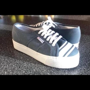 Superga textilsko  - Platåsneakers från Superga, som nya. Strl 41 (EU).