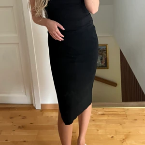 Stickad midikjol - Perfekt stickad kjol till hösten, aldrig använd 🖤🖤