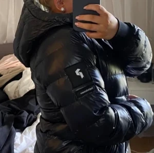PeakPerformance jacka - Säljer nu en fin vinterjacka som aldrig är använd. Inga defekter eller fläckar, kan alltid diskutera pris!