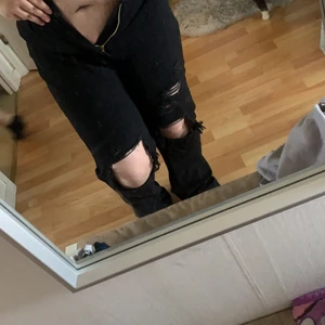 Slitna jeans - Slitna jeans från Shein, passade tyvärr inte mig så säljer dom, använt en eller två gånger för några månader sen Kan skickas o köparen står för frakt 