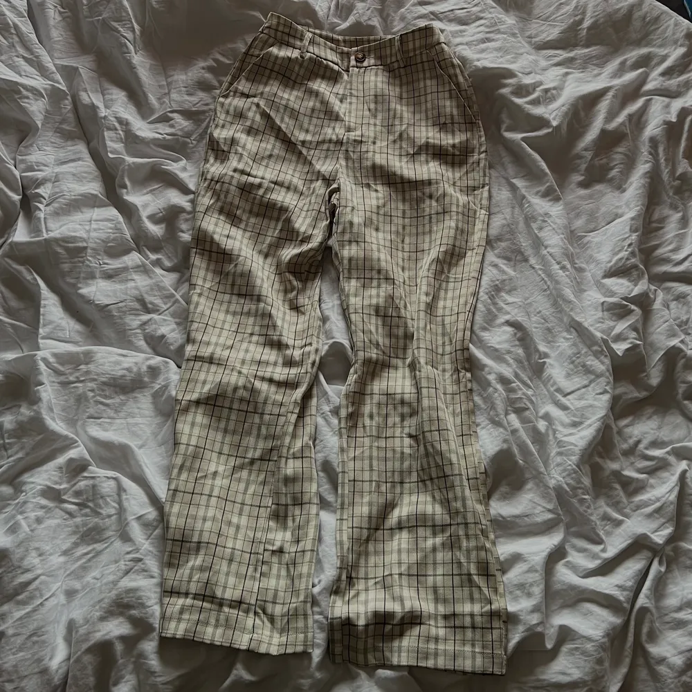 Säljer nu dessa proffsiga byxor från Shein. Strl S. Pris: 40kr + frakt! 😋💓🚚(posted 17/09/22). Jeans & Byxor.