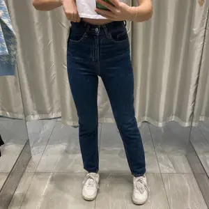 Superfina blå jeans från H&M som tyvärr inte kommer till användning 