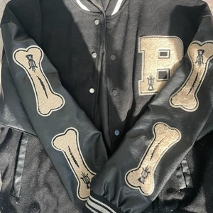 College jacka  - Säljer nu min fina jacka som jag har inte använt på länge,köpte för 1200 säljer för 350kr💕