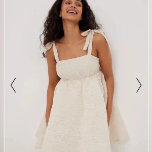 Klänning  - Klänning i skimrig färg i en form av cupcakw modell 💖aldrig använd. Passar Xs-M