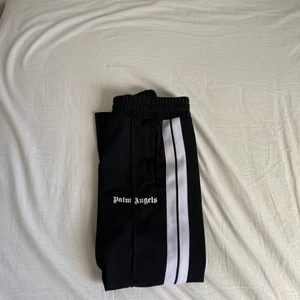 Palm angels track pants - Säljer ett par Palm angels track pants i storlek M. självklart äkta, alla tags och kvitto finns kvar