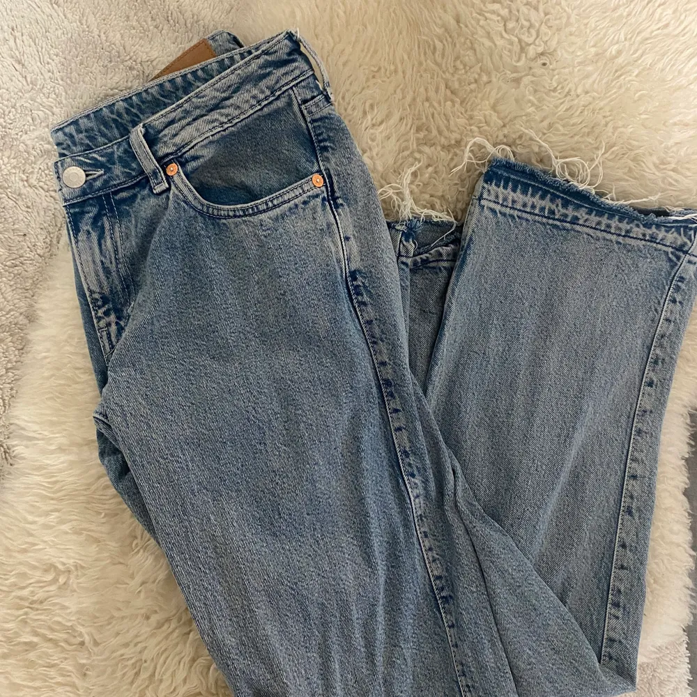 Säljer dessa Arrow low jeans från weekday, har tagit upp sömmen längst ner så de blir lite längre. Står inte för frakt!💕. Jeans & Byxor.