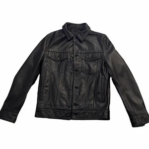 Skinnjacka  - Svart riktig skinnjacka från zara  Storlek S Inga synliga skador/märken