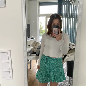 Grön prickig kjol - Grön kjol från shein med prickar, har dragkedja och resår baktill. Nästan för liten för mig som vanligtvis har M  Man knyter knuten själv